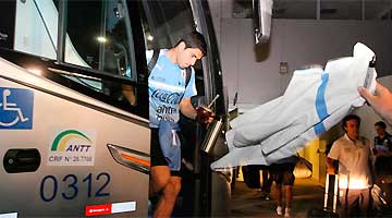 Luis Suárez foi muito festejado tão logo desceu do ônibus que levou delegação ao hotel