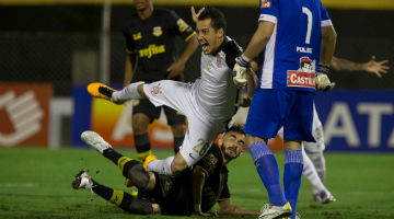 Rodriguinho estava contundido, mas permaneceu em campo e marcou para o Corinthians