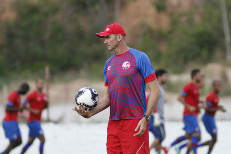 Técnico aproveita hiato entre as partidas para fazer experiências no elenco, testando atletas em outras posições