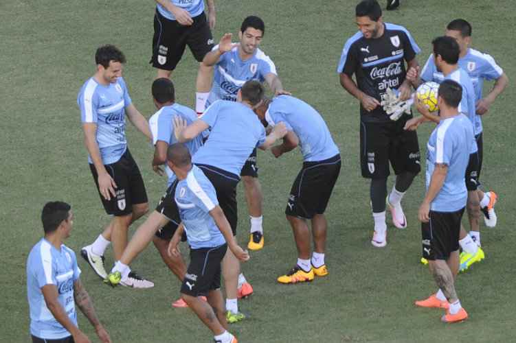 Além do rachão, os uruguaios realizaram apenas um trabalho físico leve no gramado da Ilha do Retiro