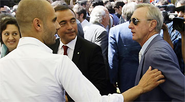 Guardiola e Cruyff em evento em Barcelona