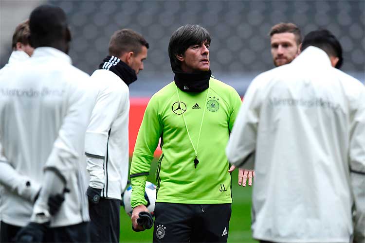 Técnico Joachim Low reúne os jogadores no último treino: amistoso será oportunidade para analisar o time