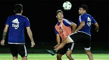 Parte do grupo paraguaio fez um trabalho em campo depois de chegada com atraso