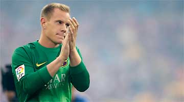 Ter Stegen, de 23 anos, pede paciência para falar sobre seu futuro no Barcelona