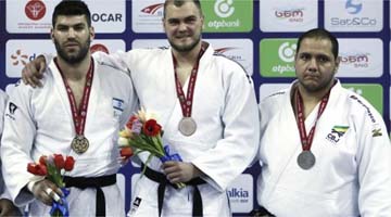 Rafael (d) faturou o bronze com um ippon sobre o russo Aslan Kambiev