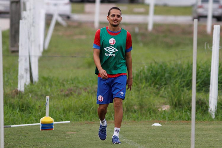 "Eu queria estar ali dentro de campo, ajudando meus companheiros. Mas, fico na torcida", disse Ananias