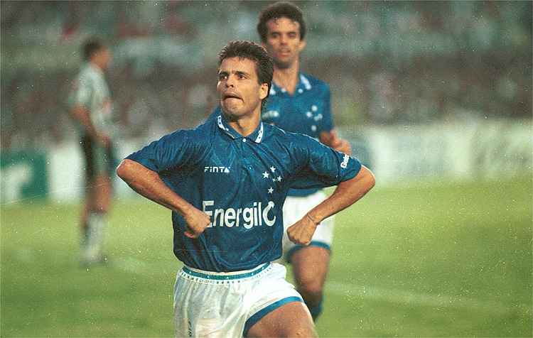 Paulinho McLaren comemora gol sobre Atlético na vitória por 2 a 1, em novembro de 1996, pelo Brasileirão