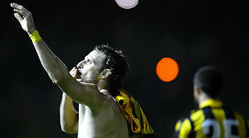 Veterano atacante Diego Forlán anotou primeiro gol do novo estádio do Peñarol