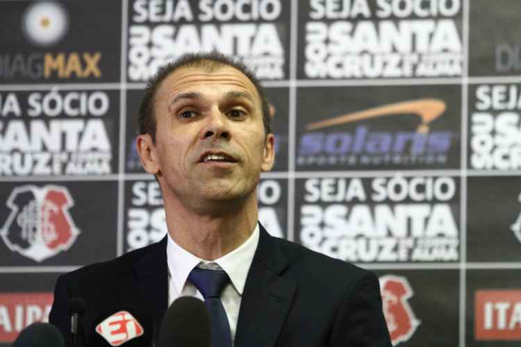 "Estou contente com o (elenco) que temos, e é com isso que vamos frente buscar os títulos", disse