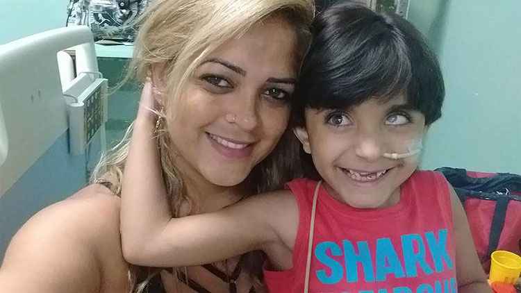 Matheus e a mãe Gecilene Oliveira vibraram nesta terça-feira ao receber notícia sobre nova decisão judicial