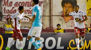 Ramon Abila comemora gol diante do Sporting Cristal: vitória por 4 a 2 do Huracán no Grupo 4