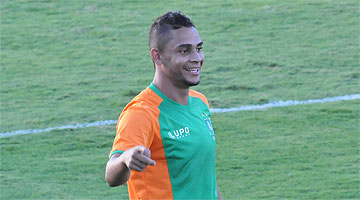 Bryan sorri após gol marcado contra o Boa Esporte