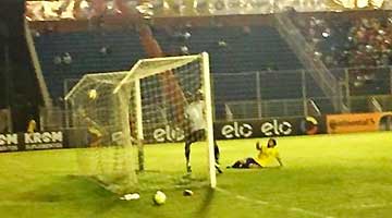 Cristian, caído, empata o jogo no primeiro tempo e inicia reação da Ponte Preta no Ronaldão
