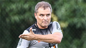 Após saída da imprensa, Aguirre terá mais privacidade para armar time para jogo decisivo
