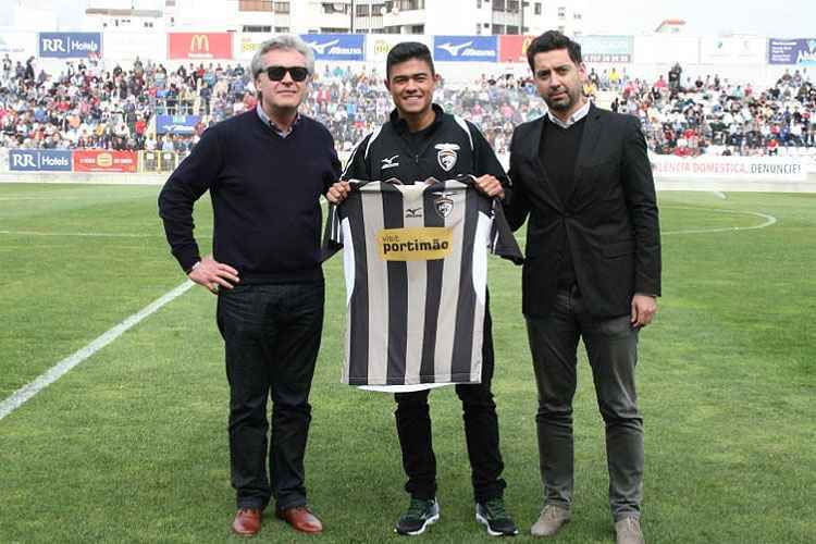 Bruno Tabata esteve no estádio do Portimonense, recebeu a camisa do clube e assistiu o triunfo de seu time