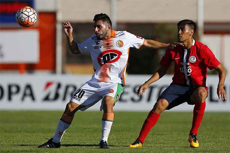 Corinthians contou com ajuda do Cobresal (de branco), que, em casa, derrotou o Cerro Porteño