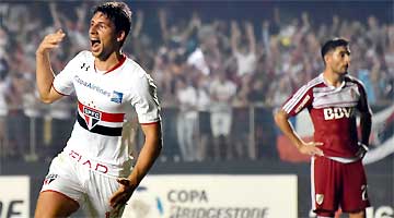Calleri marca duas vezes e deixa o São Paulo mais perto da classificação às oitavas
