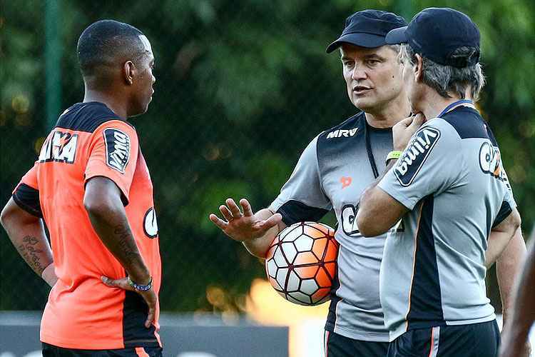 Atacante Robinho busca primeiro gol com a camisa do Atlético na Copa Libertadores da América