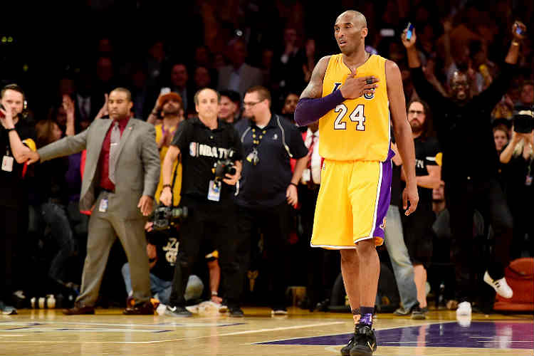 Kobe Bryant brilhou em última partida como profissional e levou Staples Center à loucura