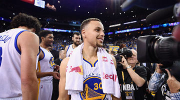 Destaque da temporada, Stephen Curry foi cestinha no jogo que deu recorde ao Warriors