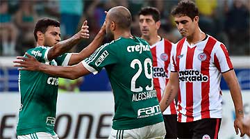 Dudu festeja com Alecsandro: Palmeiras goleia, mas é eliminado com vitória do Rosario