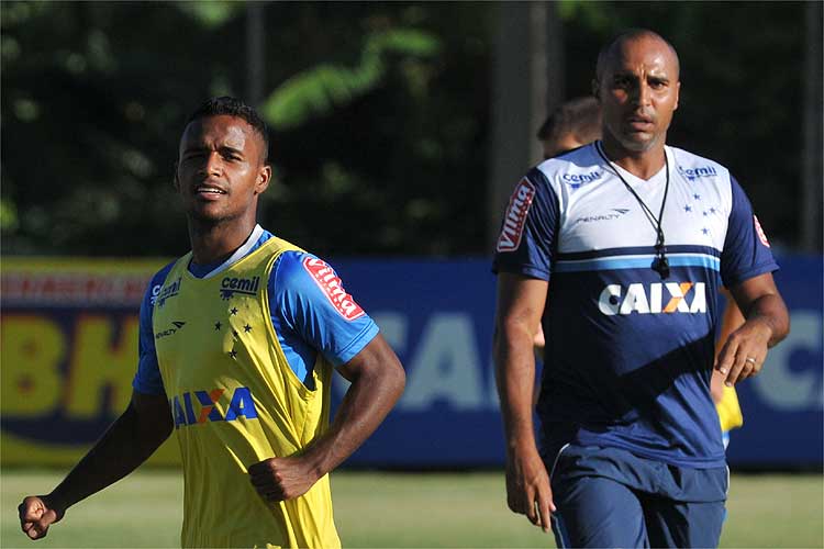 Elber recebeu aviso de Deivid de que será necessário aguardar por nova chance no time titular do Cruzeiro