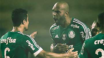 Alecsandro abre o placar e comemora com Egídio, autor da cobrança de falta: Palmeiras avança