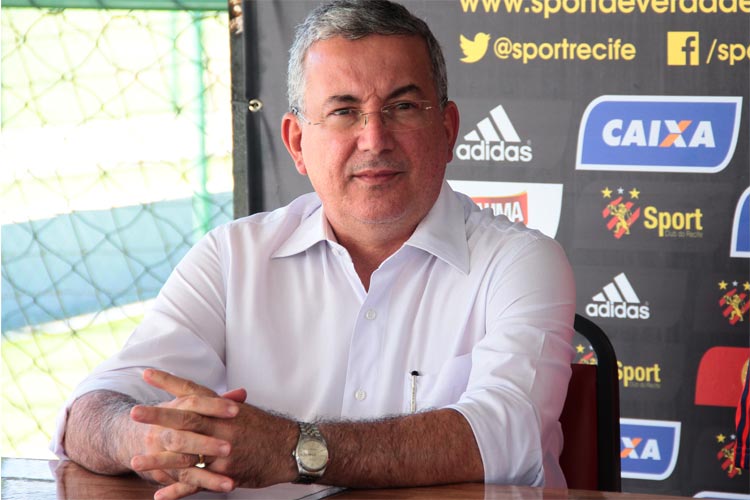 "Muitas dessas características Falcão tem e outras nos precisamos que o novo treinador tenha", disse Arnaldo