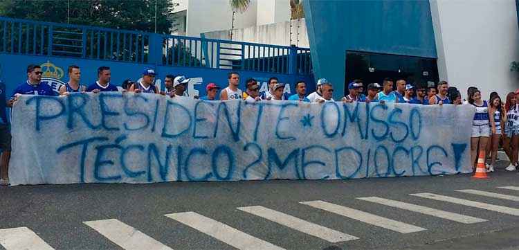 Torcedores estenderam uma faixa de protesto e os principais alvos foram o presidente o técnico do time celeste