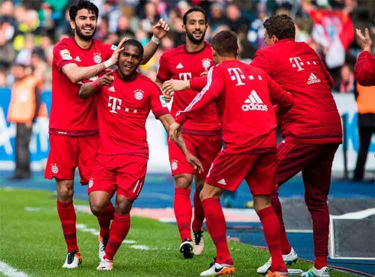 Brasileiro Douglas Costa marcou o segundo gol do Bayern de Munique, na vitória sobre o Hertha Berlim
