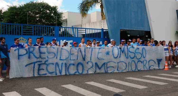 Torcedores protestaram neste sábado, em frente da Toca da Raposa II, contra o presidente e o técnico do time