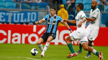 Os três gols do Grêmio, um de Giuliano (foto), não foram o suficiente para a classificação 