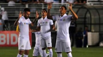Jogadores celebram no gramado a classificação na Vila Belmiro
