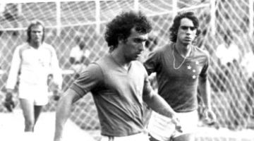 Nelinho (centro) foi o lateral-direito do Cruzeiro nas décadas de 1970 e 1980