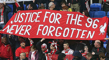 Torcida do Liverpool nunca esqueceu tragédia e reivindicou justiça ao longo dos anos