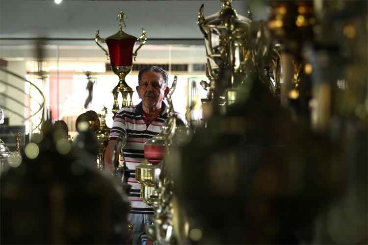 Fundador da sala de troféus, Dirceu Paiva, 85 anos, sempre tem um lugar para os novos "filhos"