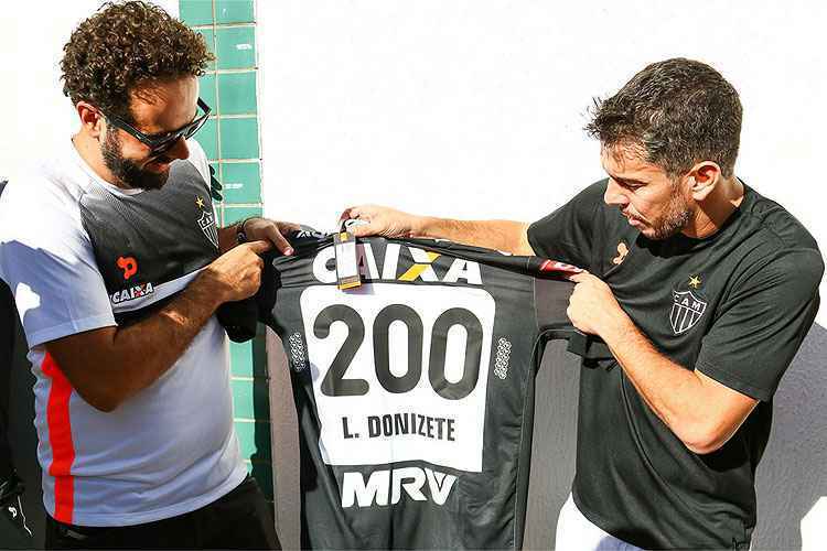 O volante Leandro Donizete foi homenageado pela diretoria do Atlético pelos 200 jogos com a camisa alvinegra, completados na partida contra o Racing, na Argentina, pela Copa Libertadores. O "General", como é chamado pela torcida, recebeu uma placa e uma camisa do presidente Daniel Nepomuceno. "Com raça, dedicação e profissionalismo, você assumiu o posto de General, representando a torcida em campo. Ao completar 200 jogos com a camisa do Galo, entra definitivamente para a história do Clube Atlético Mineiro", diz a placa. Donizete chegou ao Galo em 2012. Conquistou o Campeonato Mineiro (2012, 2013 e 2015), a Copa Libertadores (2013), a Recopa Sul-Americana (2014) e a Copa do Brasil (2014). Tem dois gols anotados pelo clube.