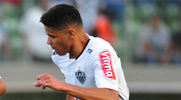 Douglas Santos: dúvida para pegar o Racing
