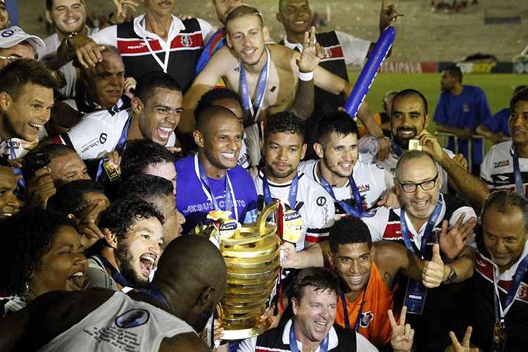 "Sou um privilegiado de ser campeão tantas vezes pelo Santa Cruz", disse Tiago Cardoso após conquista 