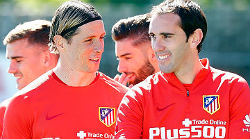 Fernando Torres ao lado de Godín em último treino do Atlético antes de viagem a Munique