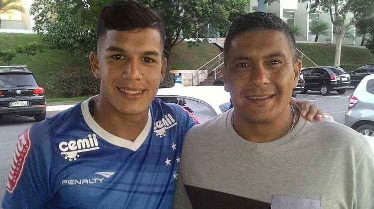 O volante argentino Lucas Romero recebeu a visita de seu pai, Daniel, nesta terça-feira, na Toca da Raposa II