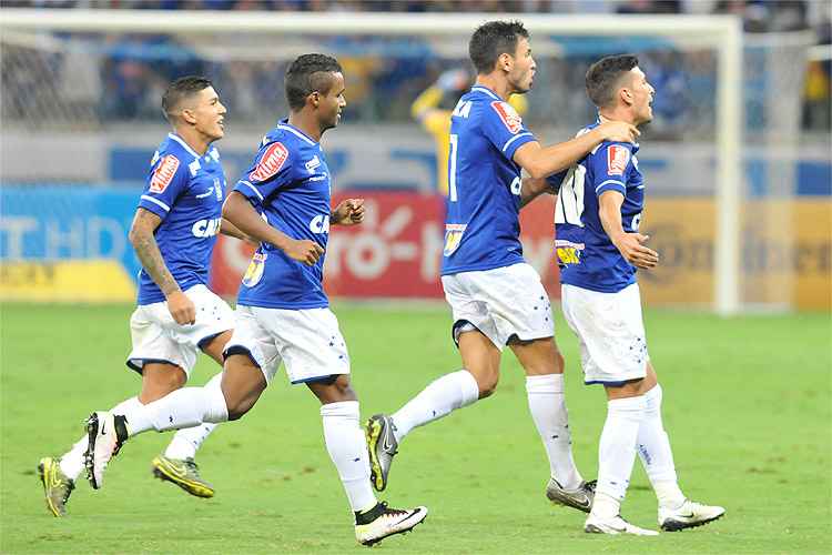 Cruzeiro sofreu muito no Mineirão, mas venceu o Campinense por 3 a 2 e se classificou à segunda fase