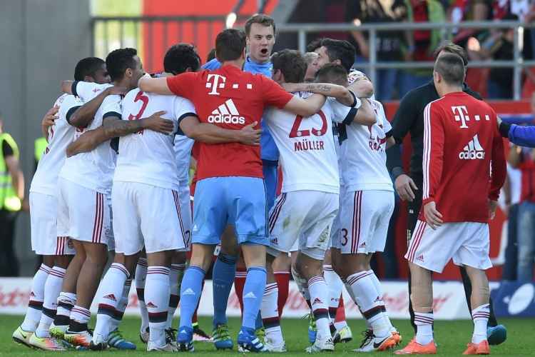 Mesmo fora de casa e sem a taça, jogadores do Bayern fizeram a festa no gramado após a conquista