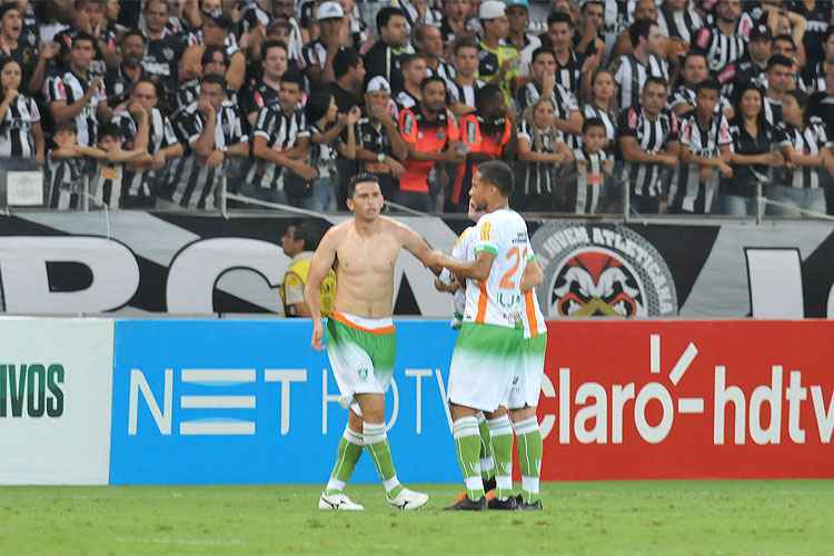Danilo tirou camisa, calção e comemorou muito; lateral marcou os três gols do América na decisão do Mineiro