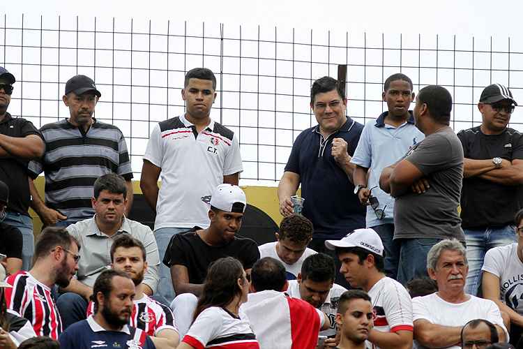 Após a conquista do título, Alírio Moraes deixou a arquibancada e foi para o gramado comemorar