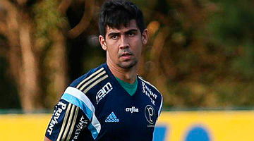Leandro Almeida não viajou para Atibaia, onde o elenco do Palmeiras treina para o Brasileiro