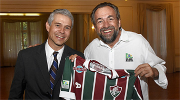 Peter Siemsen (e) diz que vai anunciar reforços