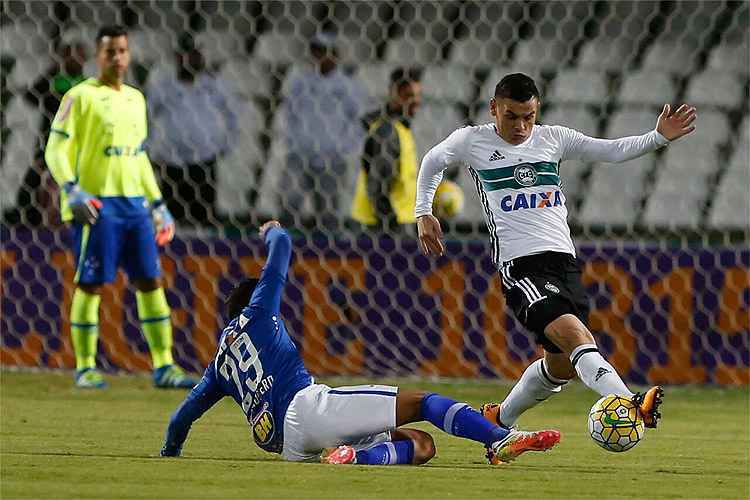 Cruzeiro foi inofensivo contra o Coritiba, teve dois jogadores expulsos e perdeu por 1 a 0