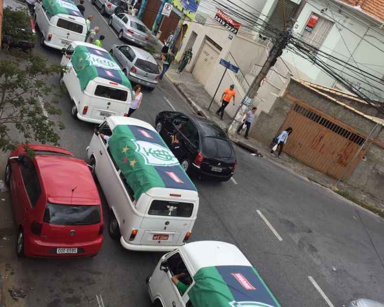 Ação iniciou com 12 kombis e outros quatro veículos se juntaram até a chegada ao estádio para a estreia