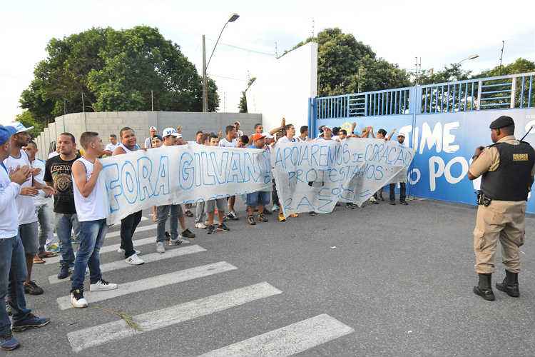 <center> Torcedores de uma facção organizada demonstraram insatisfação com o presidente Gilvan </center>